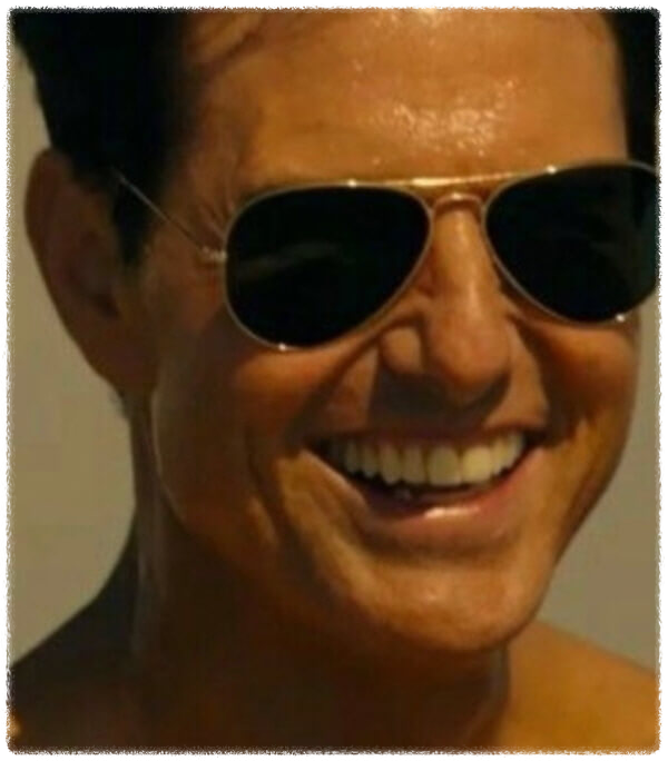 영화배우 톰크루즈의 얼굴 사진. 선글라스를 착용하고 활짝 웃고 있다.