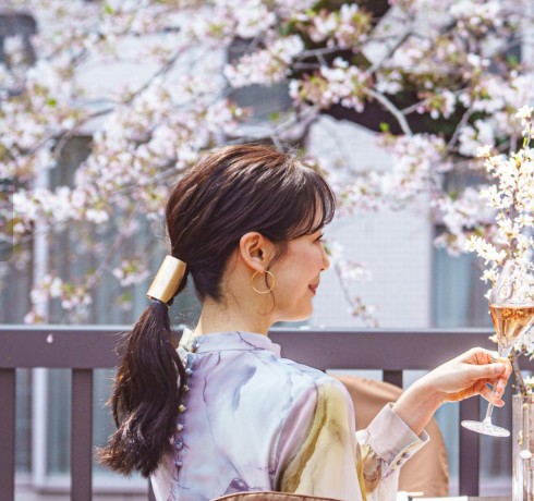 벚꽃 아래에 예쁜 여자가 와인을 마시고 있다
