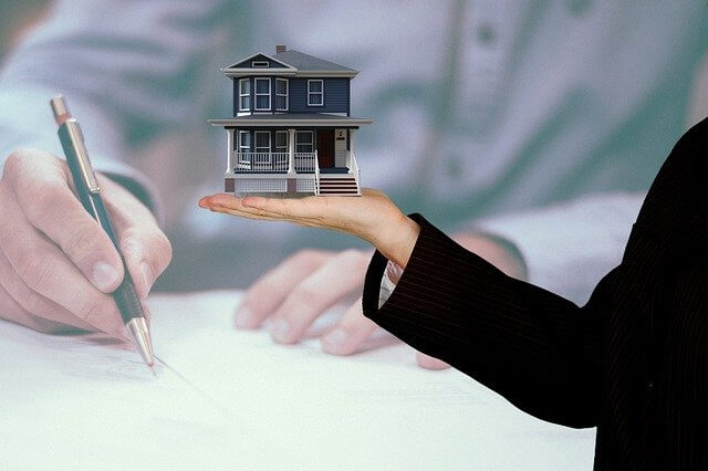 서명을 하고 있는 사람 모습과 손바닥에 집 모양의 모형을 올려두고 있는 사람의 모습