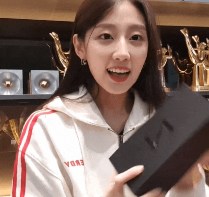  [러블리즈 정예인] 200330 V앱 움짤 : 삼성 Z플립 언박싱 (Lovelyz Yein Gif)