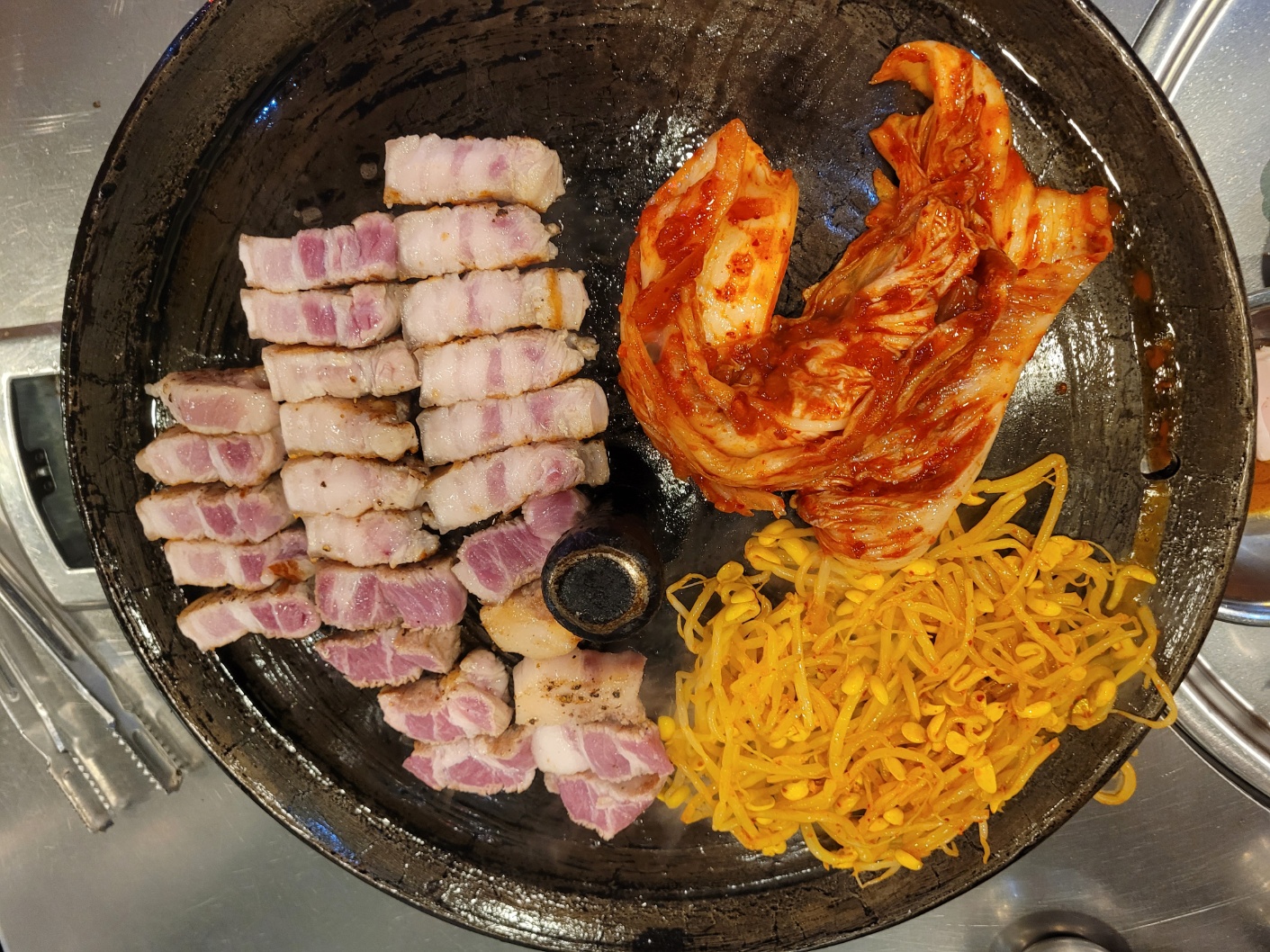  천안 삼겹살 목구멍/두꺼운 삼겹살집/솥뚜껑 김치 삼겹살