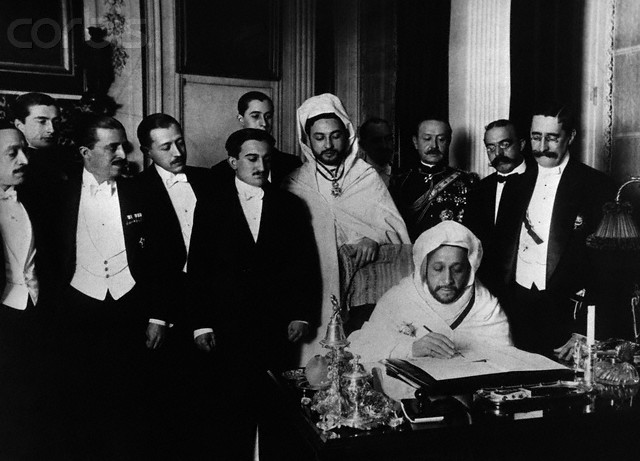알헤시라스 조약에 서명하는 모로코 술탄