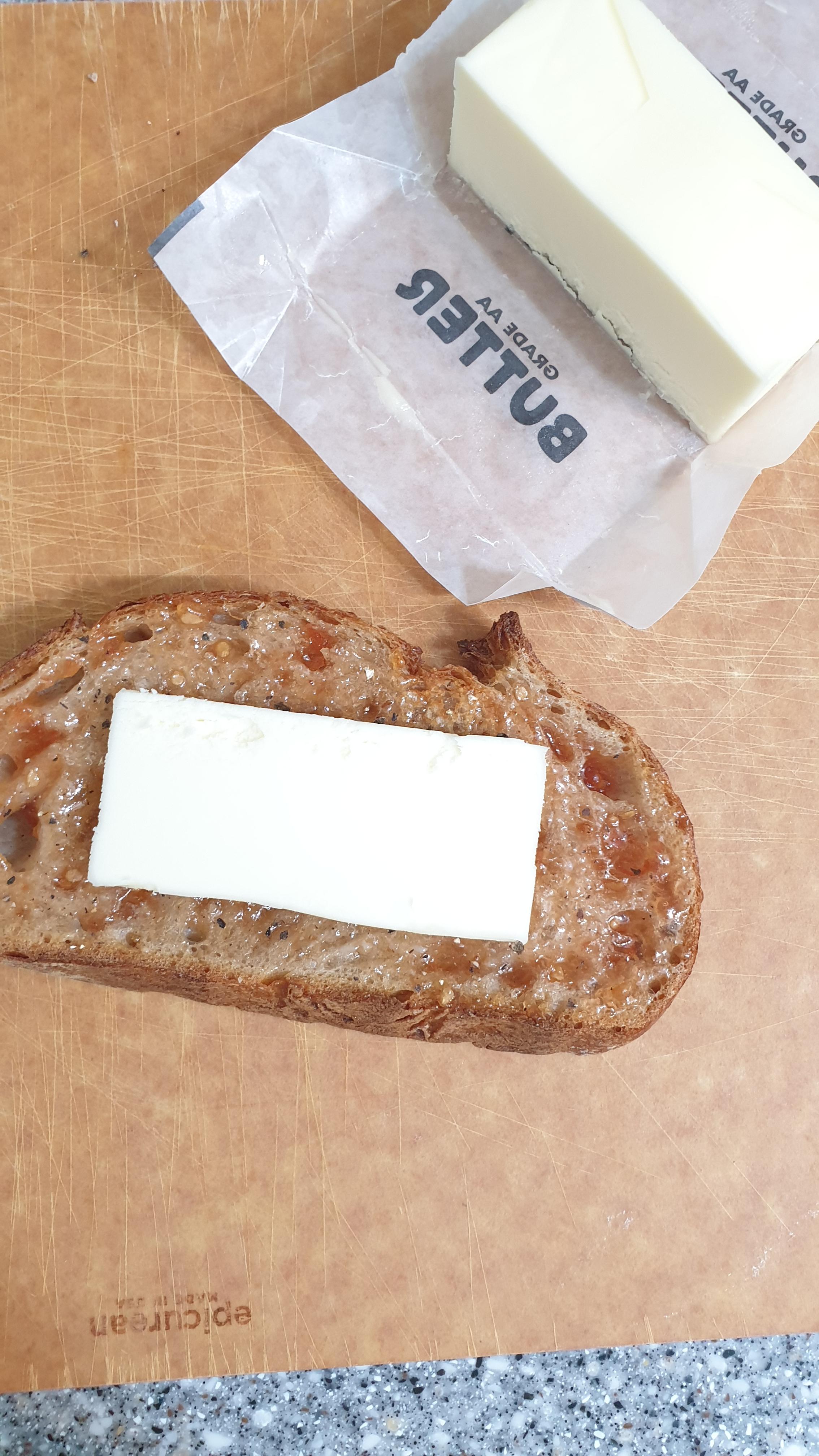 토마토잼을 바른 깜빠뉴와 버터