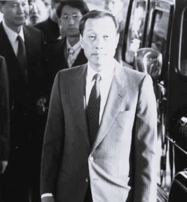 쌍용그룹 회장시절 김석원 회장이 검찰에 출두하고 있다