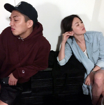  개봉작 "살아있다" 송혜교 유아인 절친 VIP시사회 인증샷