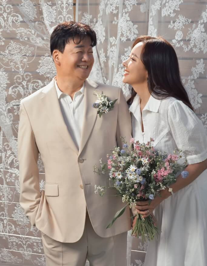 웃고있는남성-긴머리여성의모습
