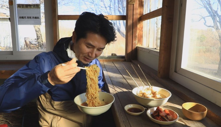 무작정-시골집에서-변종모작가가-라면을-먹는다