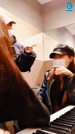  [러블리즈 움짤] 베이비소울x이미주x정예인 : 200304 V앱 (Lovelyz Babysoul x Mijoo x Yein Gif)