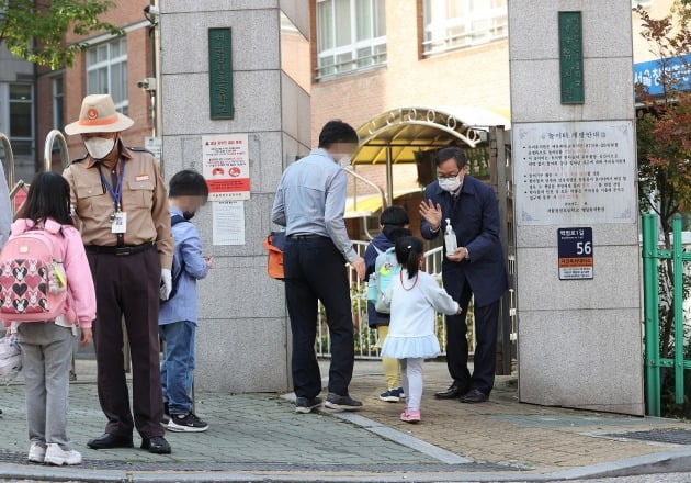  오늘부터 학교 등교 인원 제한 2/3로 완화, 초1은 매일 등교