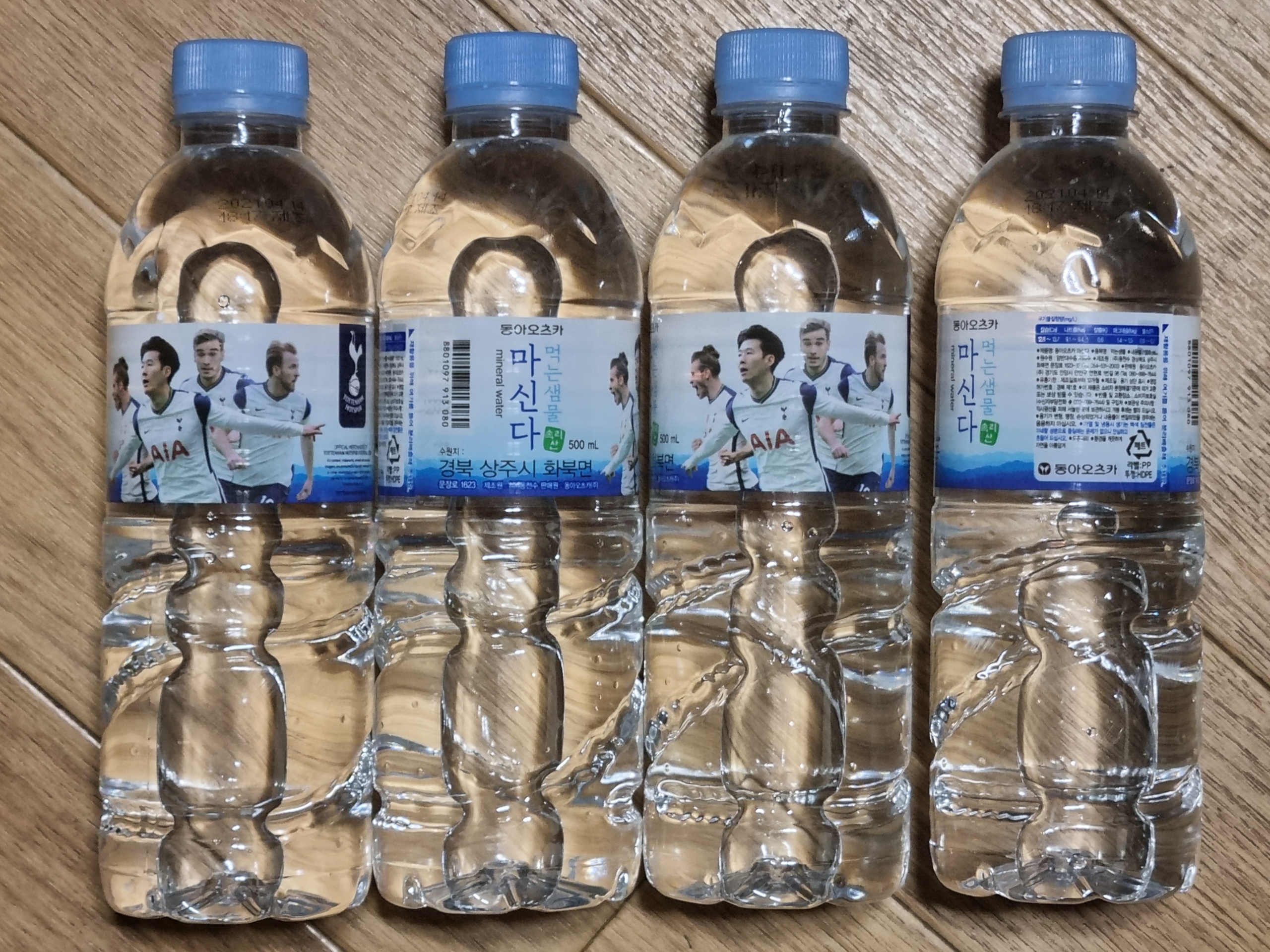 마신다 생수 500ml 4병. 냉장고에 넣어뒀다가 산책하러 나갈 때 한 병씩 가져가면 쏠쏠하다.