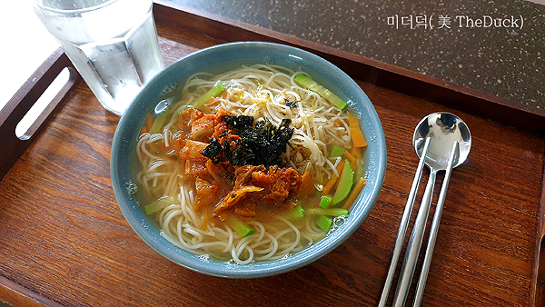 볶음김치로 만든 잔치국수