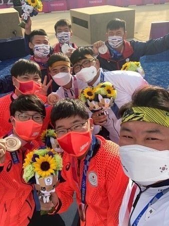  남자 양궁 메달리스트 단체 셀카