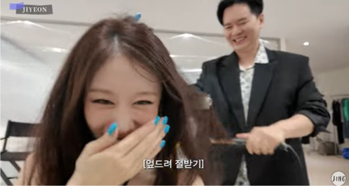 티아라의 지연이 메이크업을 받으며 웃고 있다