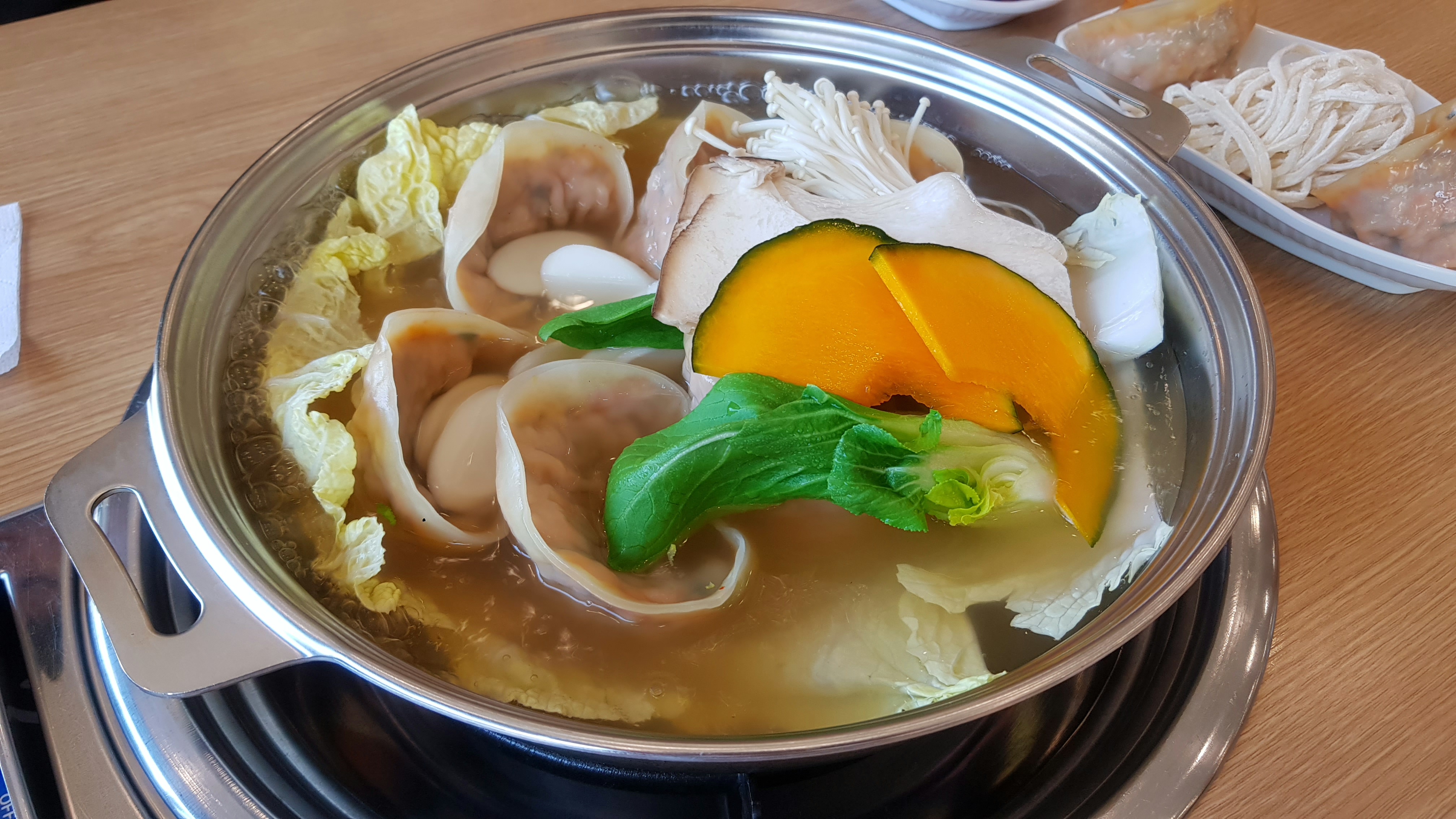  직접 빚은 김치만두가 예술: 경복궁 개성 손만두 아산 배방점