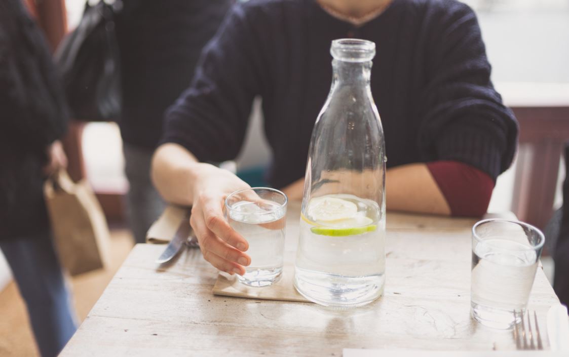 프랑스-레스토랑-탭워터-주는-사진