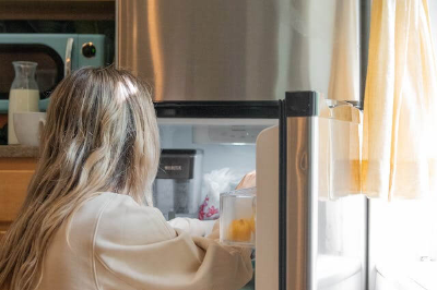 냉장고를 정리하고 있는 여성