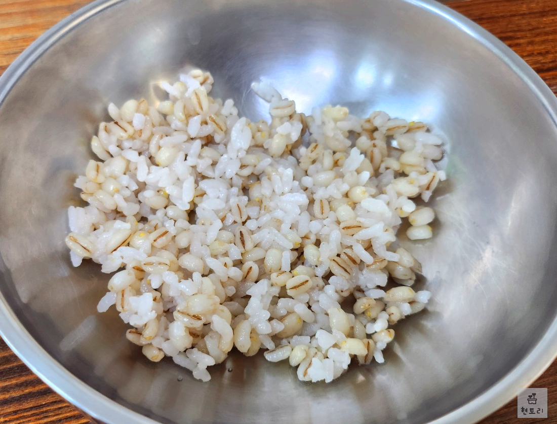 경성칼국수 기본반찬과 보리밥