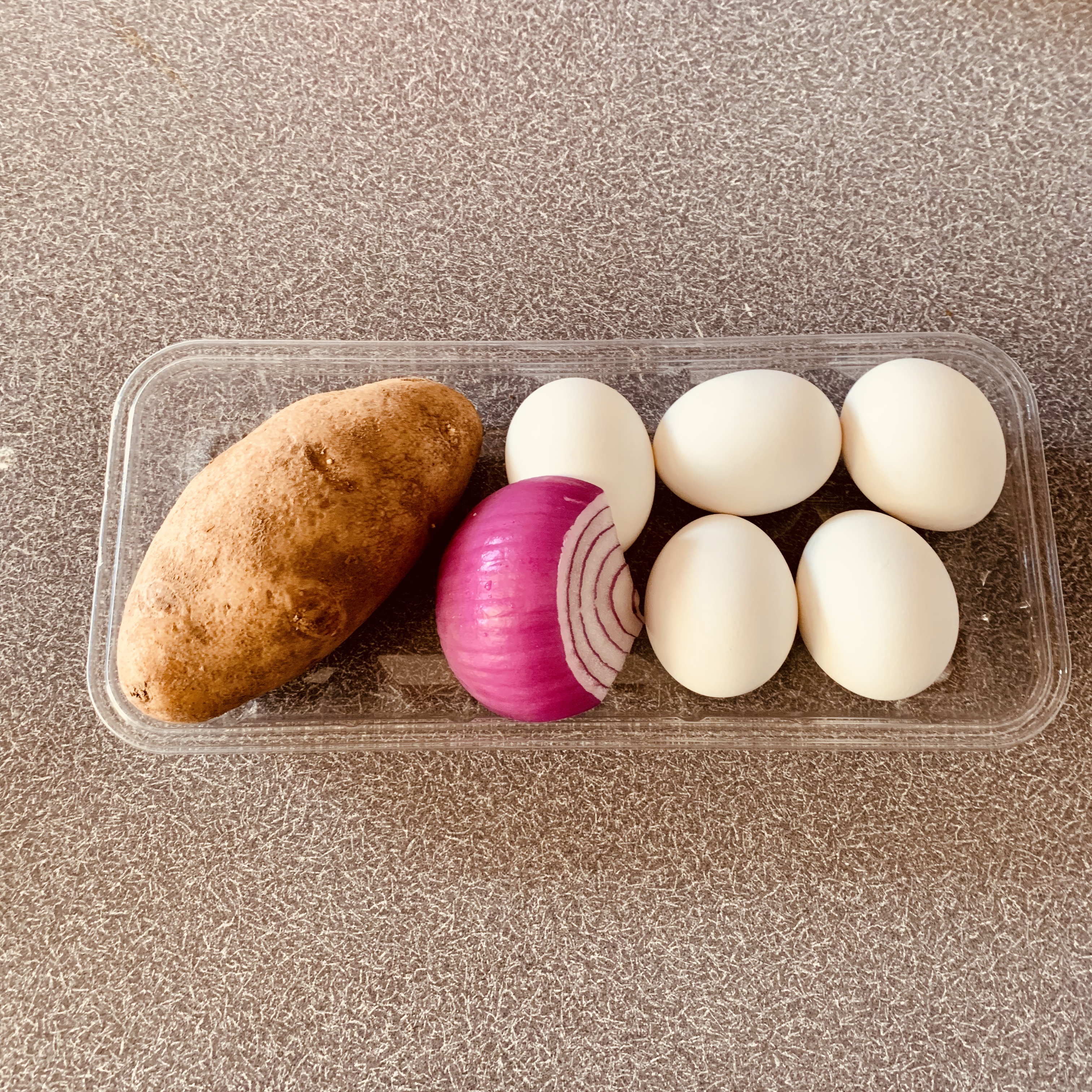 감자-적양파-하얀달걀-5알이-플라스틱-접시에-담겨있는-모습