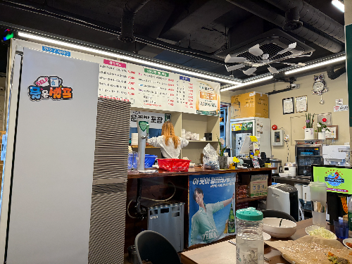 alt=&amp;quot;닭발맛집 영등포구청역 인근 얌얌불닭발의 인테리어는 손님들의 낙서로 정겨운 흔적들이 남아있다&amp;quot;