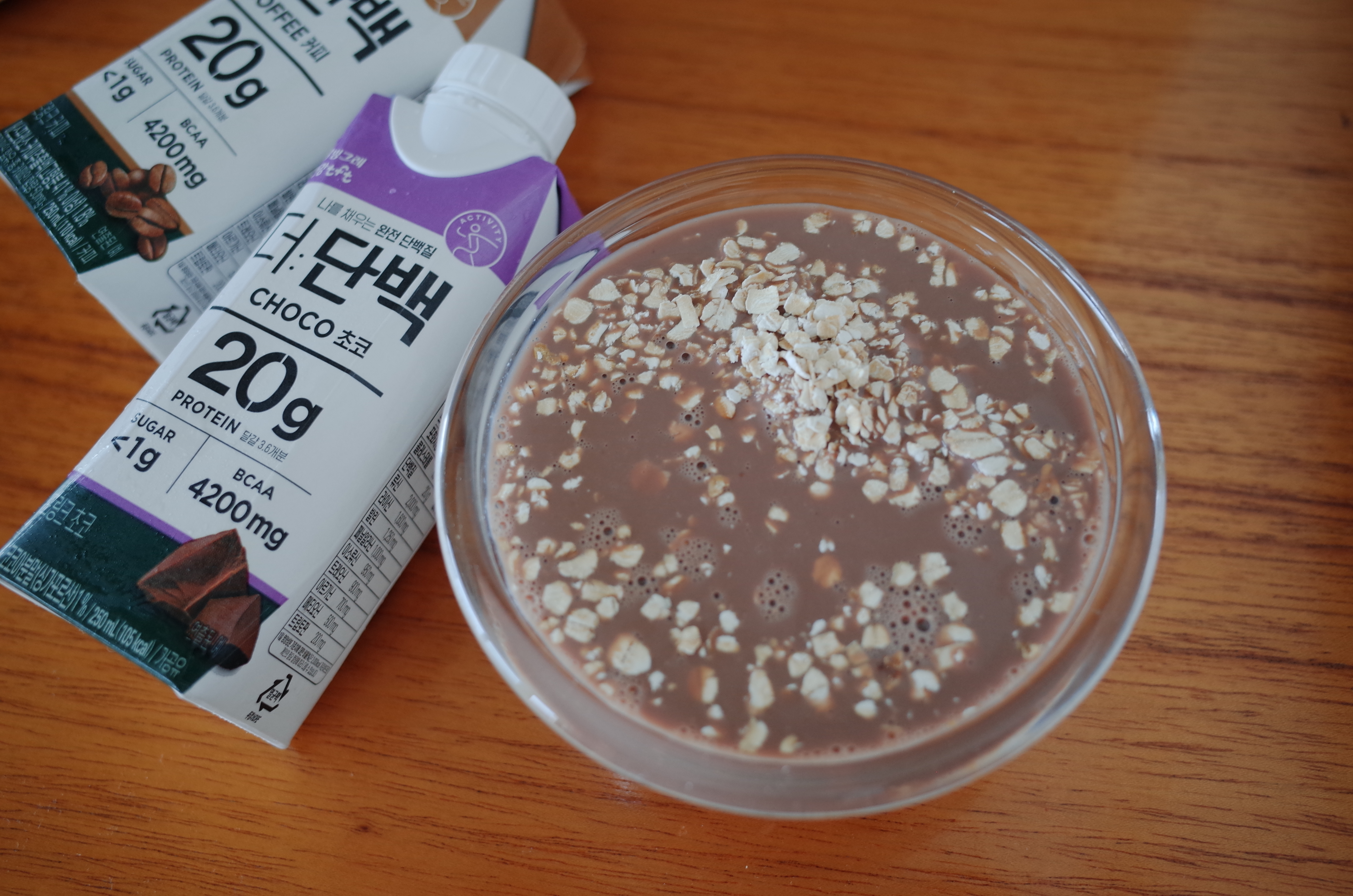초코맛_단백질음료에_압착_오트밀을_말았다