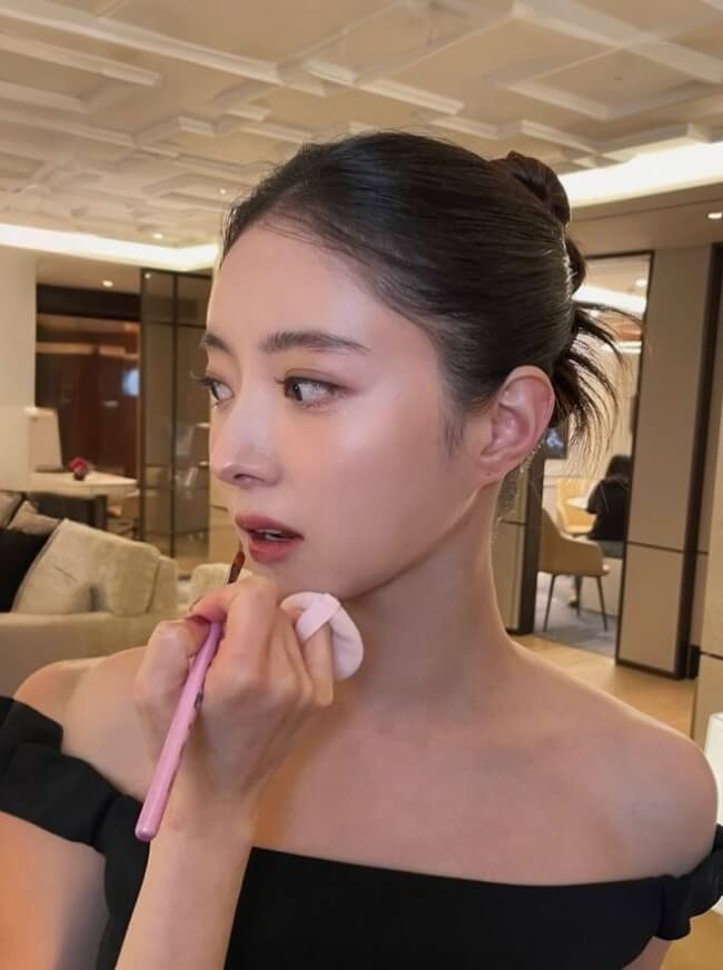 화장을하고있는-머리묶은여성의모습