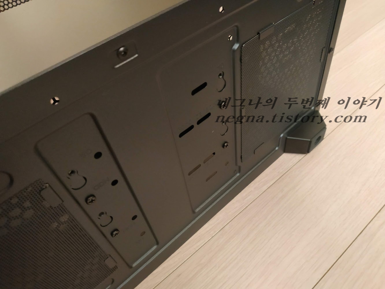 하단의 나사 4개.