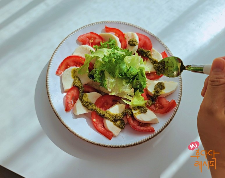 카프레제 샐러드 토마토카프레제 샐러드바질페스토 6