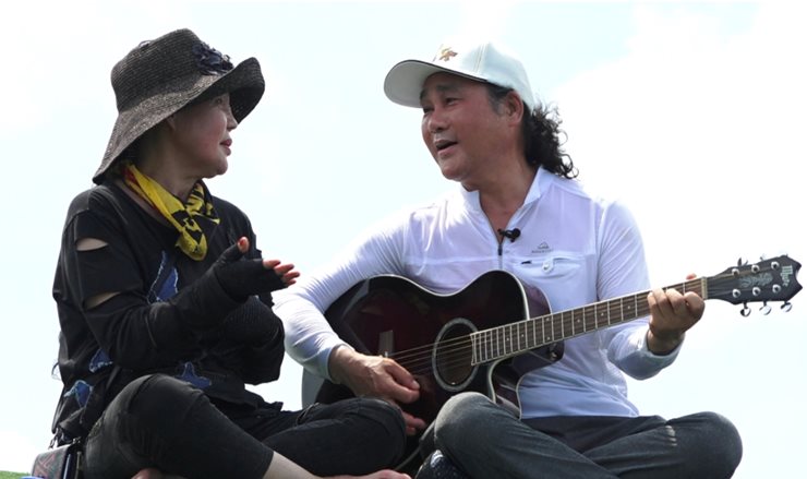 박주용-아내와-기타-치는-모습 data-filename=