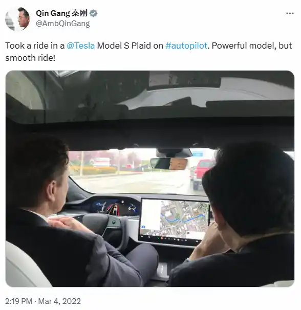 작년 5월 4일 친강 외교부장이 올린 트위터 내용. 일론 머스크와 함께 모델 S Plaid를 직접 시승하고 있다.