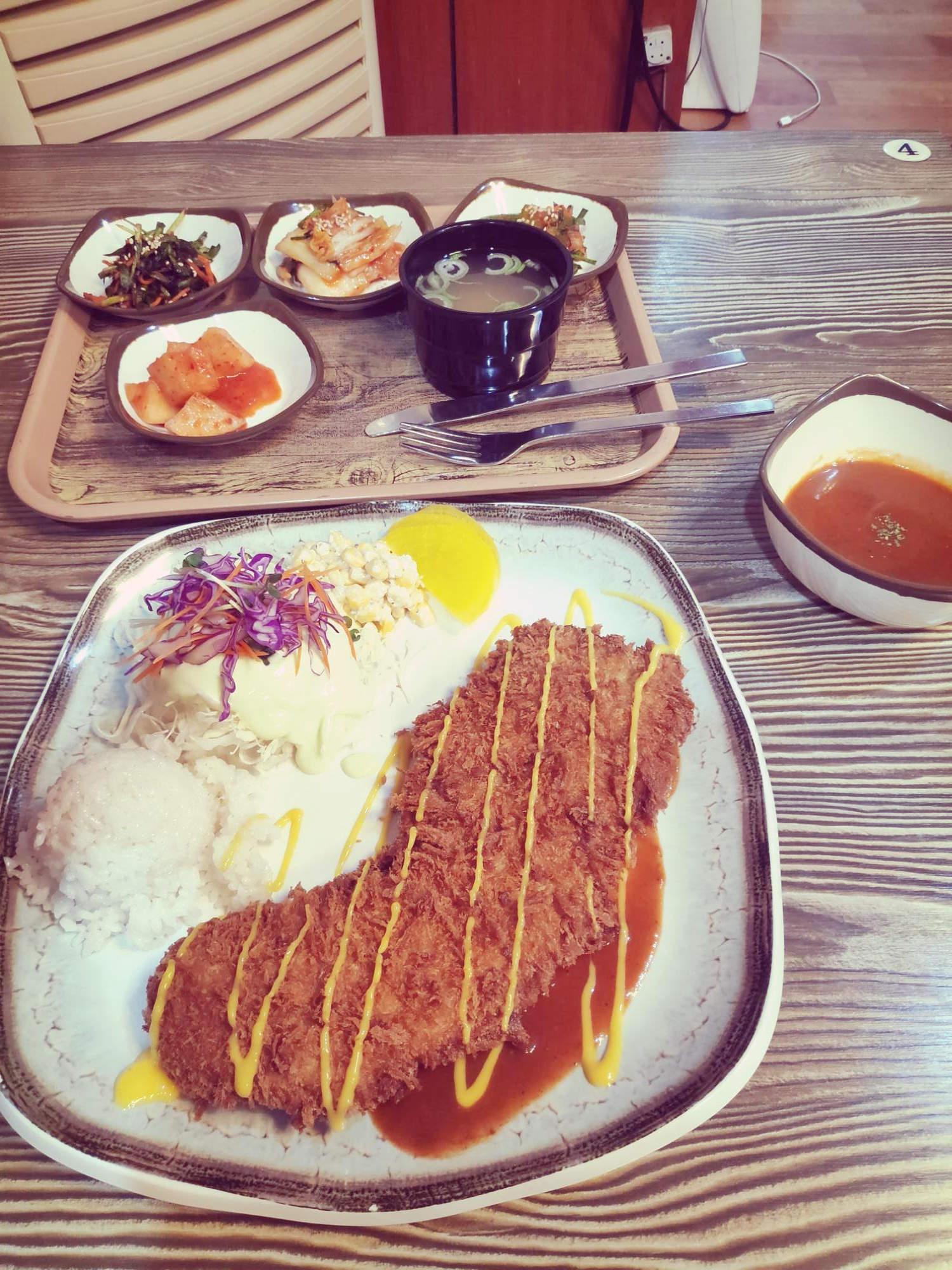  시장에서 먹은 돈가스세트