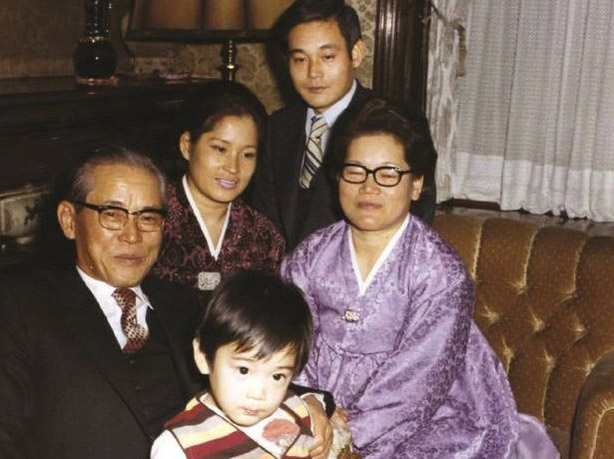1972년 이병철(왼쪽), 이건희(맨 뒤), 이재용(맨 앞) 사진