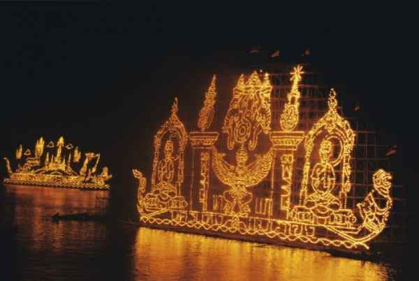 빛 보트 퍼레이드 축제 (Illuminated Boat Procession - Lai Puea Fai)