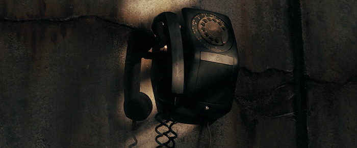 지하실에 있는 검은 전화기의 모습