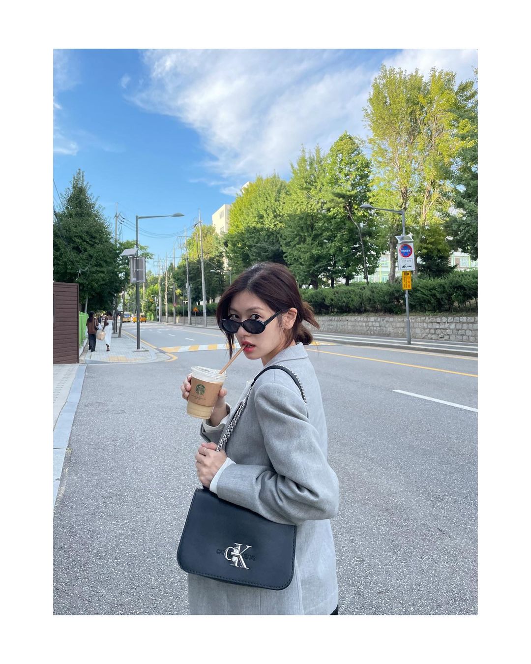 ck가방과 썬글라스 착용한 정소민