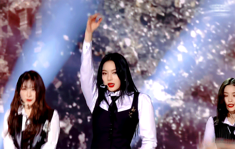 어제자 가요대전 직캠에 찍힌 정신없이 바쁜 스테이씨 아이사............gif | 인스티즈