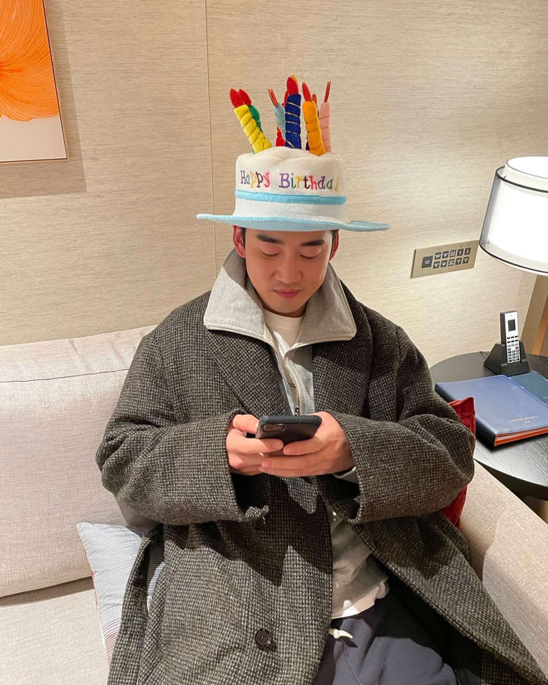  '생일' 윤계상, SNS에 "감사해요" 인사! 패션의 완성은 케이크 모자[사진]