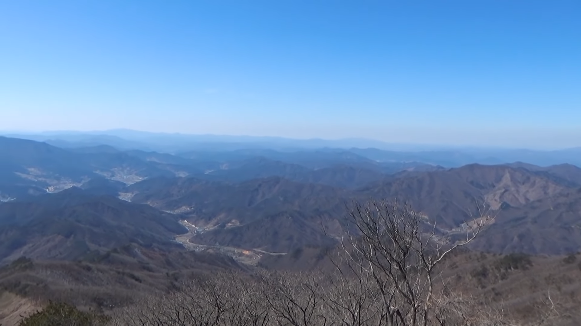 민주지산 정상에서 바라보는 풍경