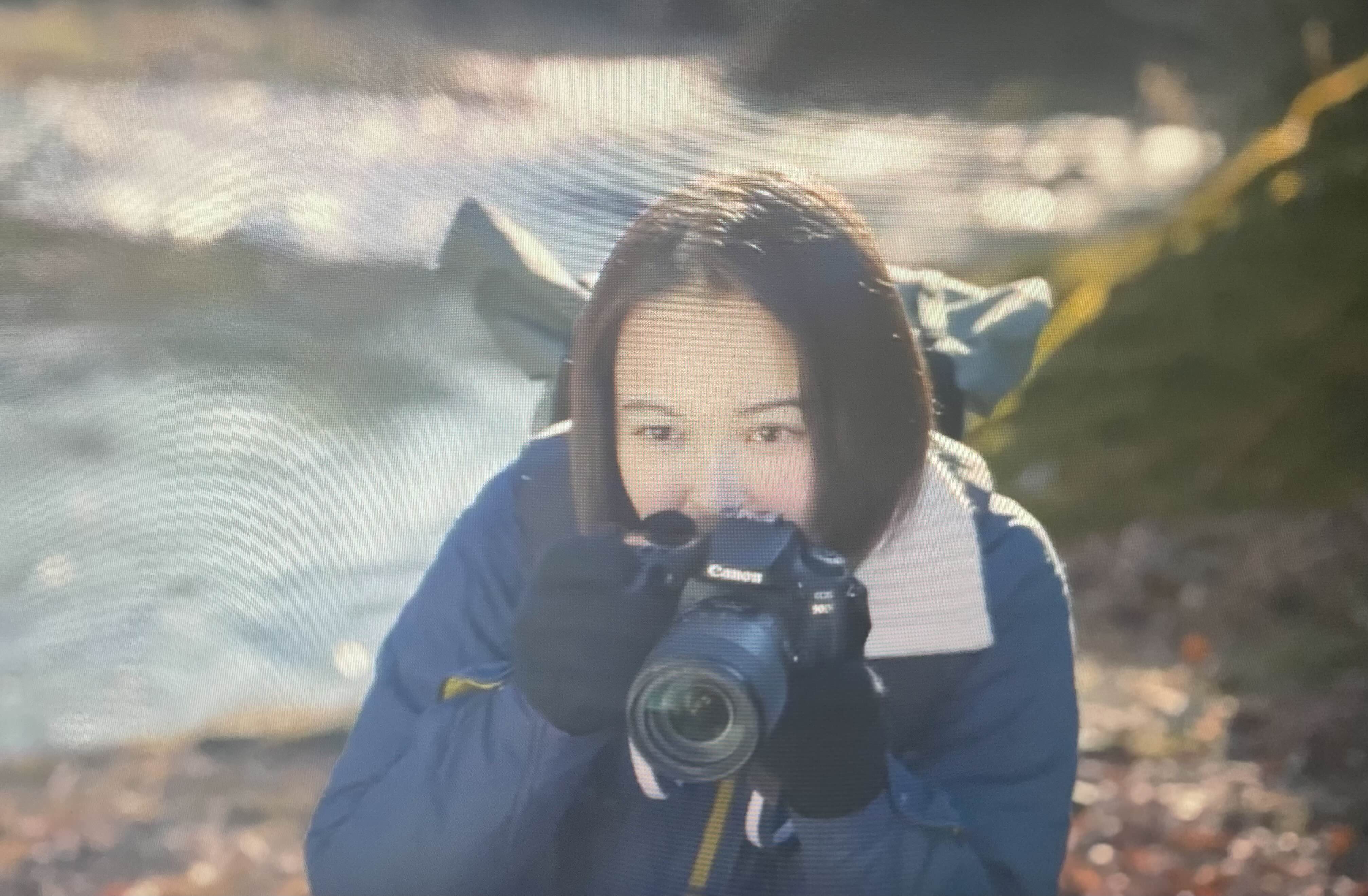카메라로 촬영하는 모습