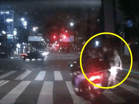  횡단보도 ‘갑툭튀’ 오토바이 이러다 큰일 나 [영상] 오토바이 운전자분들 빨간 불에 차량 사이로 지나가면 보행자 보이지 않는다 녹색 불 확인 필요 시야 확보 안 된 상태 가면 큰일 나
