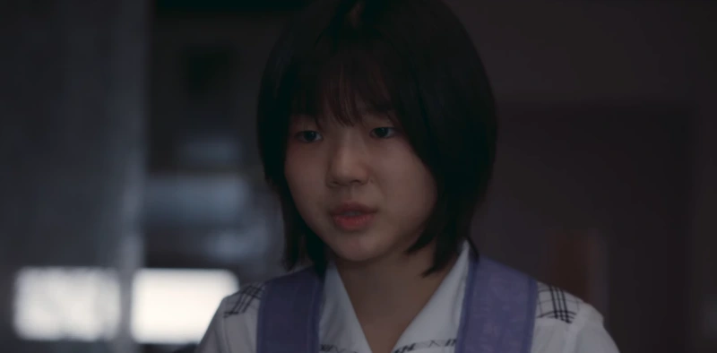 친할머니 집에서 교복을 입고 있는 마스크걸의 김미모 캐릭터