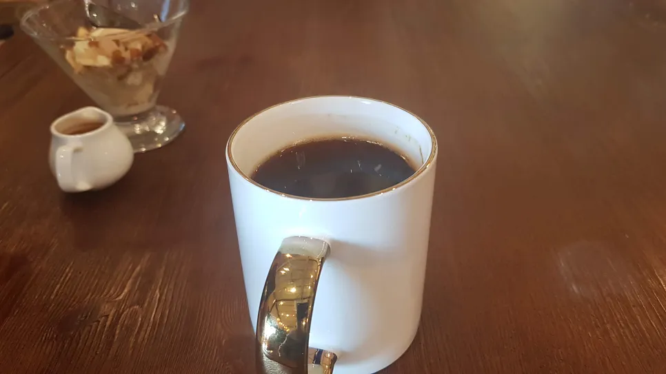 희색 커피잔에 담긴 커피