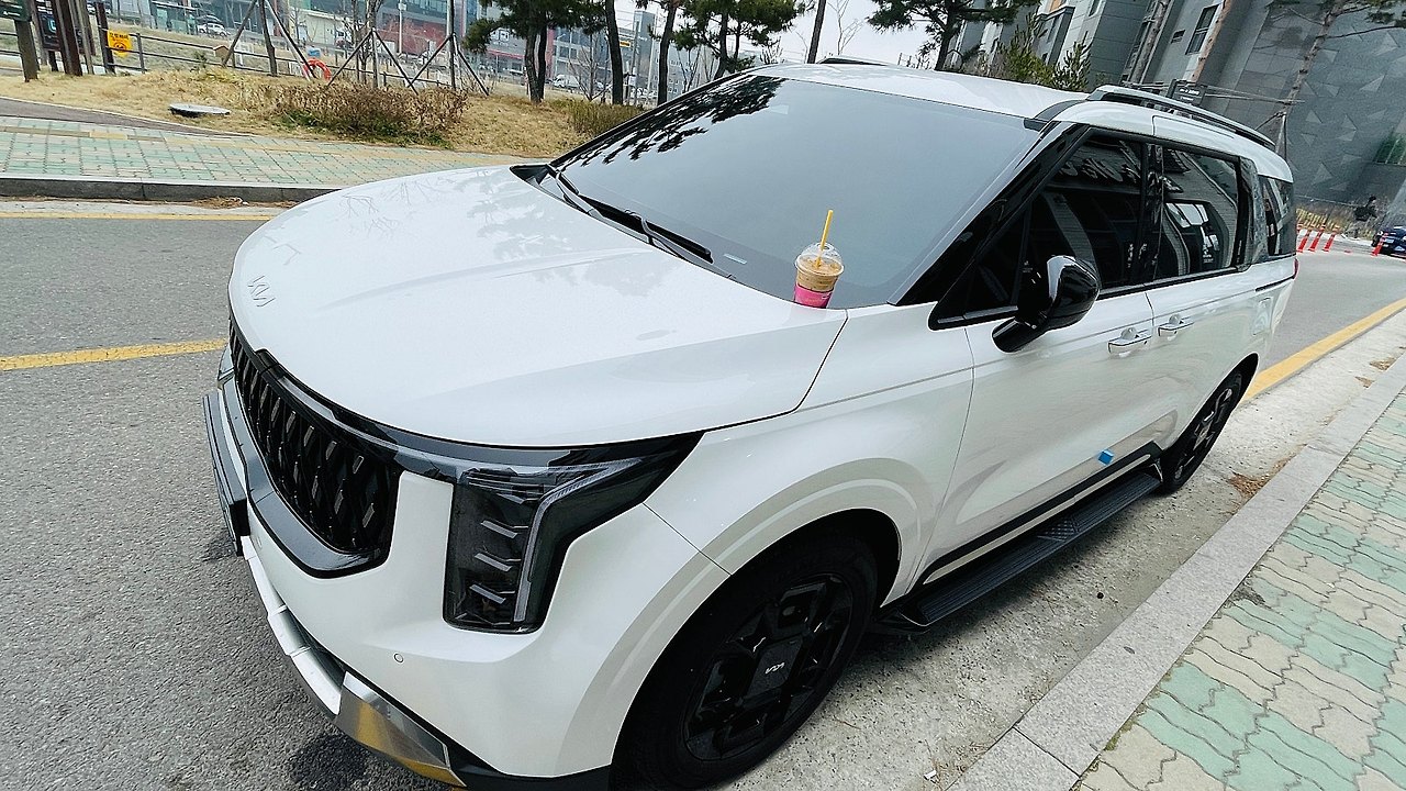 카니발 드라이브 중 커피한잔