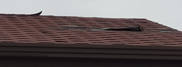 아스팔트슁글로 이루어진 지붕의 경우, 시공이 꼼꼼하지 않으면 강풍에 손상 되기 쉽다.