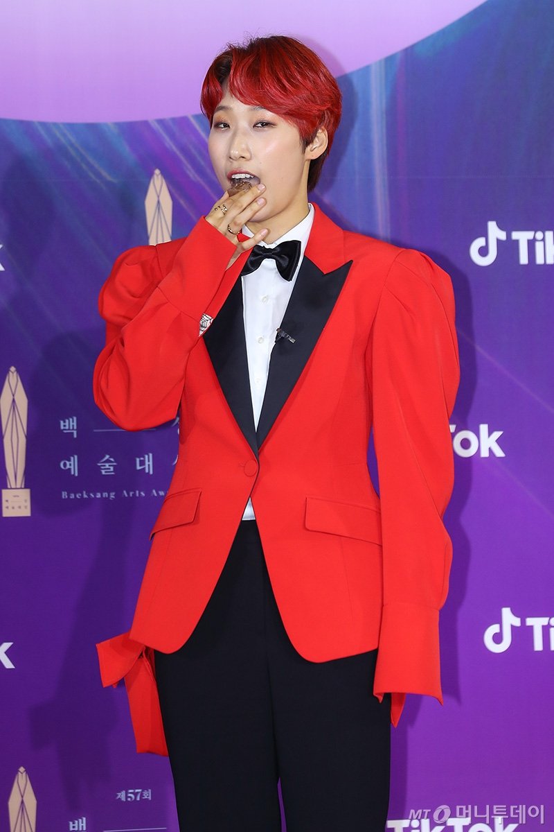 재재 '남혐 논란' 해명 "특정 손모양 아냐, 억측 자제 부탁"