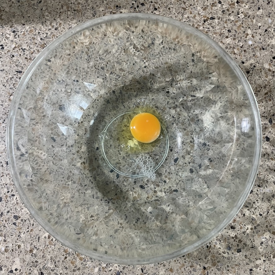 계란 1개와 물 150ml를 믹싱볼에 넣어줍니다.