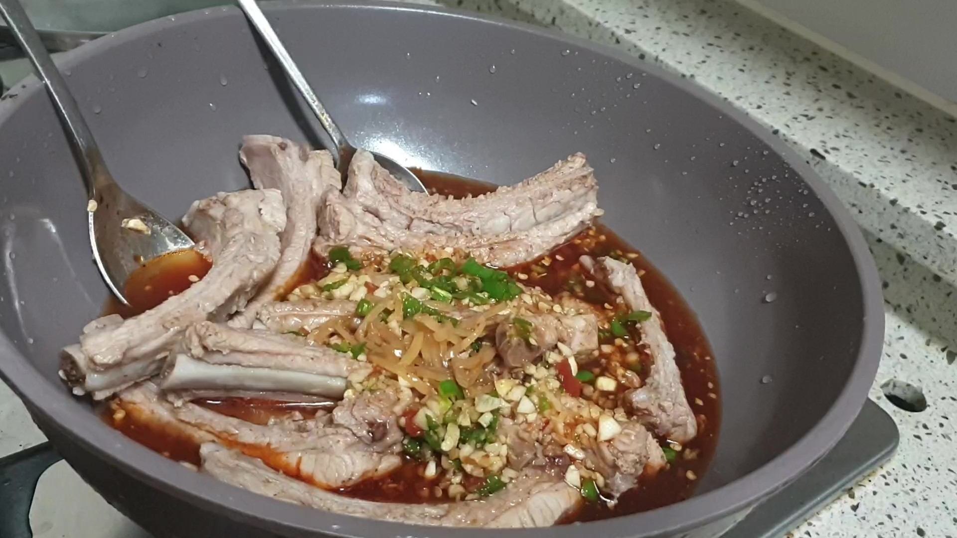씻은 고기에 양념장 넣기