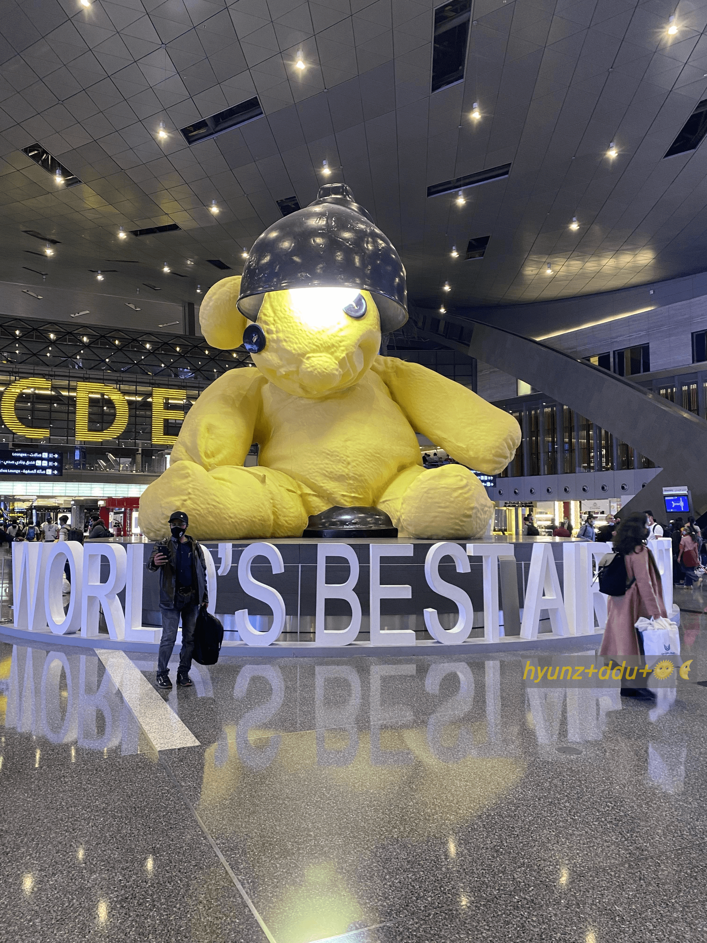 카타르 공항 마스코트 노란색 곰돌이 인형