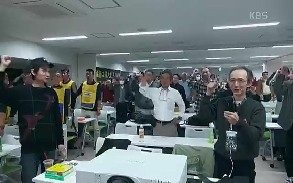 다큐 인사이트 - KBS일본으로 튀어] 매주 목요일 사이타마현의 산켄전기 본사 앞에서 항의 집회가 열린다.ts_20220417_184328.214.jpg