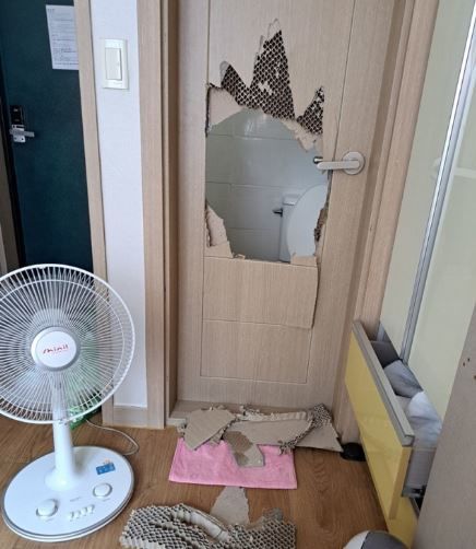 자취생이 화장실에 갇혔다... 결국 문 부수고 탈출