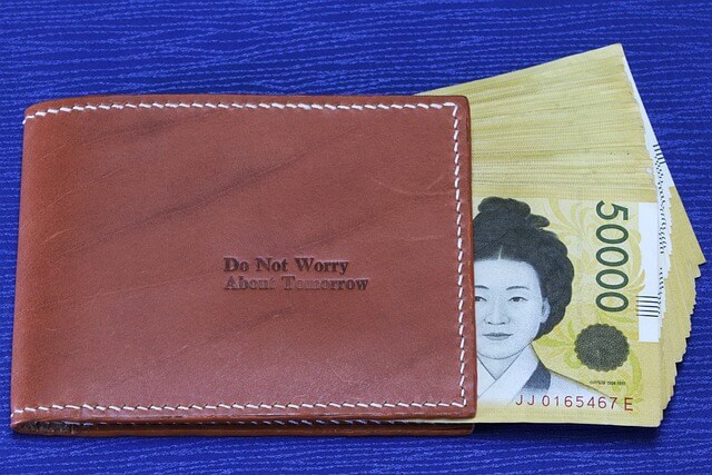 지갑과 오만원 지폐